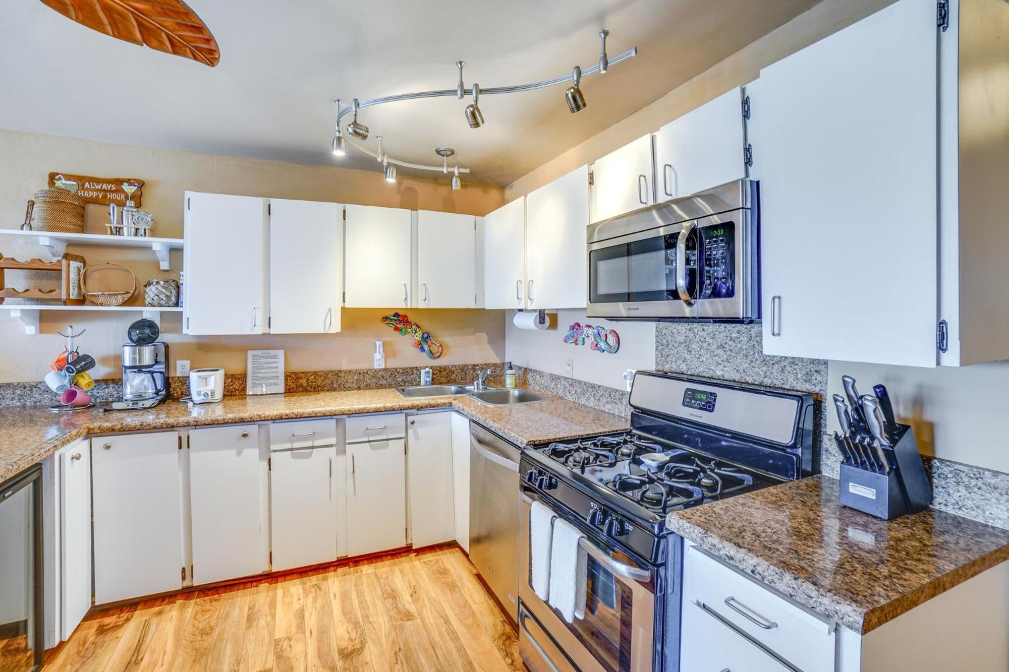 Apartment With Private Lanai And Ocean Views!